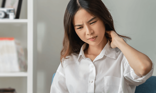 근육이 뻣뻣해짐